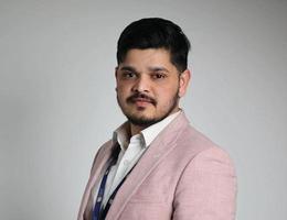العميل Owais Khan Suri