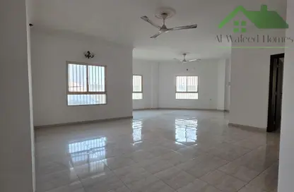 شقة - 3 غرف نوم - 2 حمامات للايجار في قلالي - المحرق