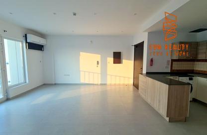 Apartment - 2 - 2 for rent in Sanabis - Manama - Capital Governorate