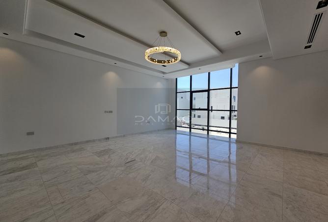 932044 - Property Image 2