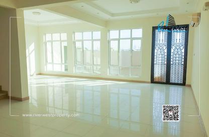 Villa - 4 - 5 for sale in Busaiteen - Muharraq Governorate