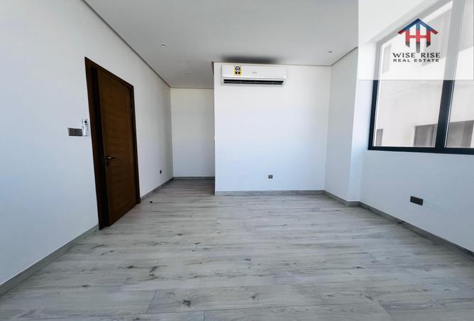 956198 - Property Image 2