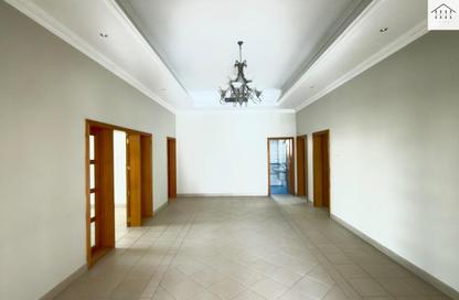Compound - 4 Bedrooms - 5 Bathrooms for rent in Saar - Northern Governorate