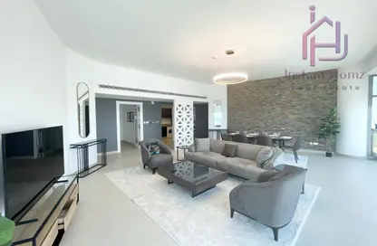 Apartment - 2 Bedrooms - 3 Bathrooms for rent in Sanabis - Manama - Capital Governorate