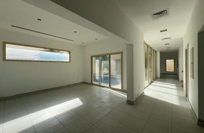 Compound - 4 Bedrooms - 4 Bathrooms for rent in Saar - Northern Governorate
