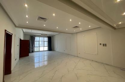 Apartment - 3 Bedrooms - 3 Bathrooms for rent in Sanabis - Manama - Capital Governorate