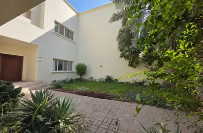 Villa - 4 Bedrooms - 5 Bathrooms for rent in Mahooz - Manama - Capital Governorate