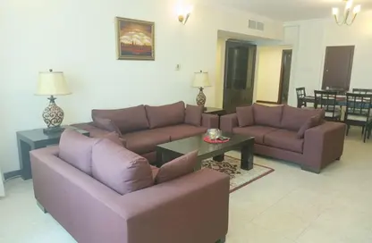 Apartment - 2 Bedrooms - 2 Bathrooms for rent in Busaiteen - Muharraq Governorate