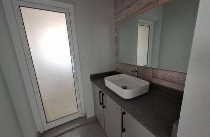 Office Space - 3 Bedrooms - 2 Bathrooms for rent in Al Qadam - Northern Governorate