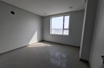 Office Space - 3 Bedrooms - 2 Bathrooms for rent in Al Qadam - Northern Governorate
