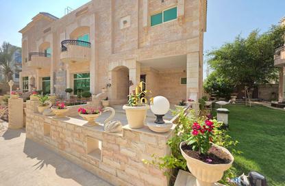 Compound - 6 Bedrooms - 7 Bathrooms for rent in Saar - Northern Governorate