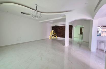 Compound - 6 Bedrooms - 7 Bathrooms for rent in Saar - Northern Governorate
