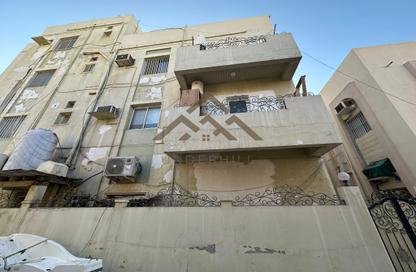 عمارة بالكامل - 8 غرف نوم - 8 حمامات للبيع في المحرق - المحرق