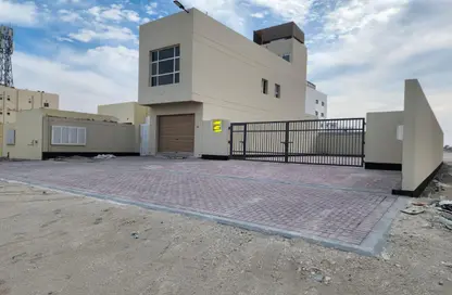 Warehouse - Studio - 2 Bathrooms for rent in Askar - Southern Governorate