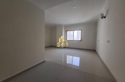 Apartment - 2 Bedrooms - 2 Bathrooms for rent in Busaiteen - Muharraq Governorate