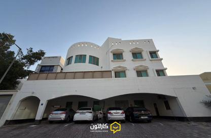 عمارة بالكامل - 8 غرف نوم - 8 حمامات للبيع في البسيتين - المحرق