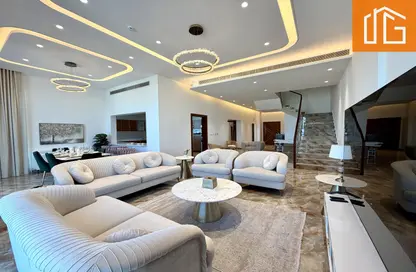 Duplex - 3 Bedrooms - 5 Bathrooms for rent in Seef - Capital Governorate