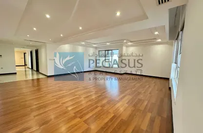Apartment - 4 Bedrooms - 6 Bathrooms for rent in Abraj Al Lulu - Manama - Capital Governorate