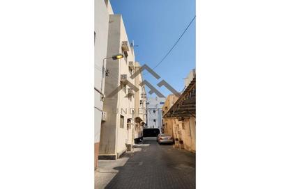 عمارة بالكامل - 8 غرف نوم - 8 حمامات للبيع في المحرق - المحرق