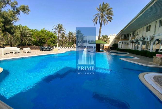 985575 - Property Image 2