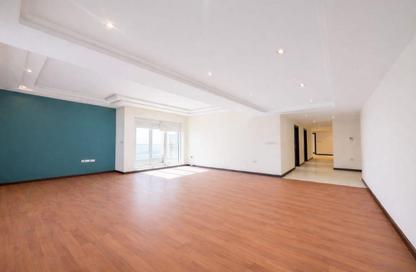 Apartment - 4 Bedrooms - 5 Bathrooms for rent in Abraj Al Lulu - Manama - Capital Governorate