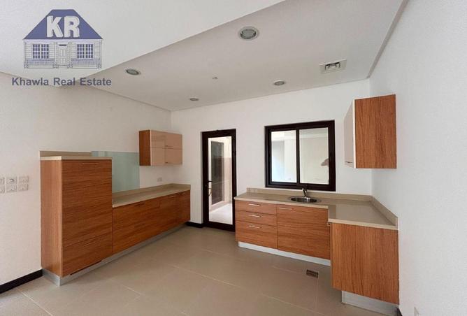 Brand New GCC Nationals 3 Story Villa Maid Room – pohled 3