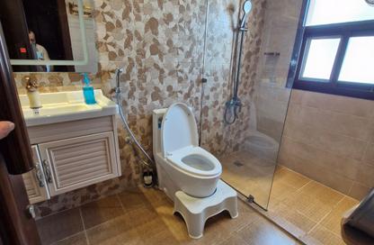 Villa - 4 Bedrooms - 5 Bathrooms for rent in Galali - Muharraq Governorate