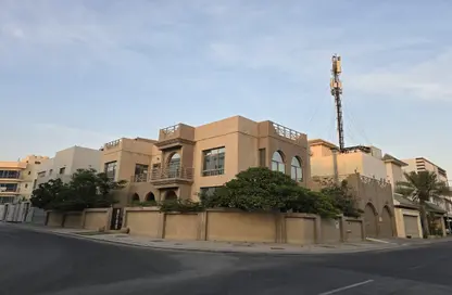 فيلا - 6 غرف نوم - 6 حمامات للبيع في قلالي - المحرق