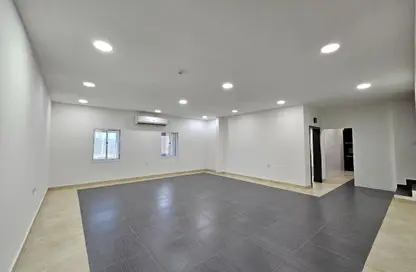 Duplex - 5 Bedrooms - 4 Bathrooms for rent in Saar - Northern Governorate