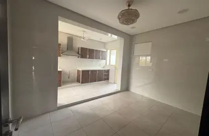 شقة - 3 غرف نوم - 2 حمامات للايجار في توبلي - المحافظة الوسطى