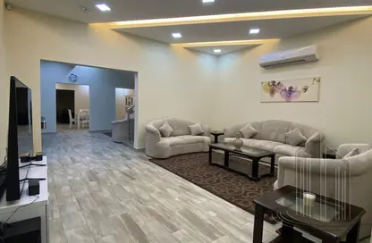 فيلا - 3 غرف نوم - 6 حمامات للايجار في قلالي - المحرق