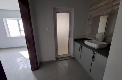 Office Space - 2 Bedrooms - 2 Bathrooms for rent in Al Qadam - Northern Governorate