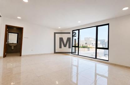 مجمع سكني - 8 غرف نوم - 8 حمامات للبيع في الحد - المحرق