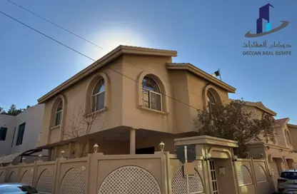 Villa - 4 Bedrooms - 5 Bathrooms for rent in Zinj - Manama - Capital Governorate
