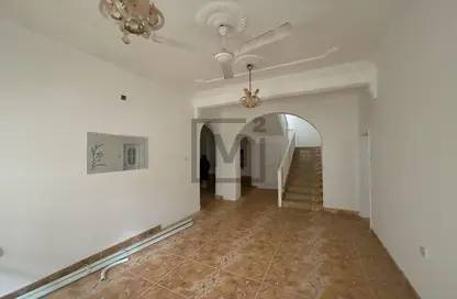 Villa - 5 Bedrooms - 4 Bathrooms for sale in Busaiteen - Muharraq Governorate