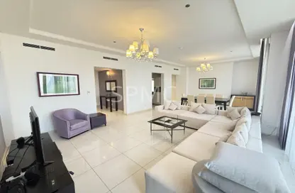 Apartment - 3 Bedrooms - 4 Bathrooms for rent in Sanabis - Manama - Capital Governorate