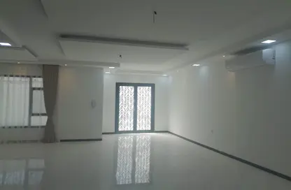 Villa - 5 Bedrooms - 6 Bathrooms for rent in Busaiteen - Muharraq Governorate