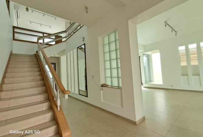 998812 - Property Image 2