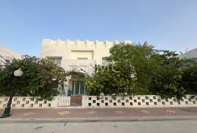 983728 - Property Image 2