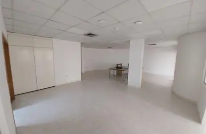 مكتب - 5 غرف نوم - 1 حمام للايجار في وسط المنامة - المنامة - محافظة العاصمة