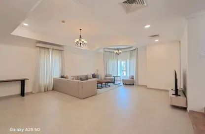 Compound - 3 Bedrooms - 4 Bathrooms for rent in Saar - Northern Governorate