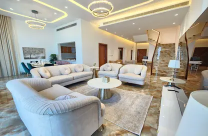 Duplex - 3 Bedrooms - 5 Bathrooms for rent in Seef - Capital Governorate