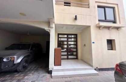 Villa - 4 Bedrooms - 5 Bathrooms for rent in Sanad - Central Governorate