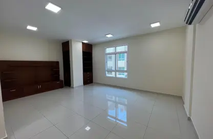 مكتب - 3 غرف نوم - 2 حمامات للايجار في شارع المعارض - الحورة - محافظة العاصمة