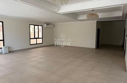 Villa - 4 - 6 for sale in Sanad - Central Governorate