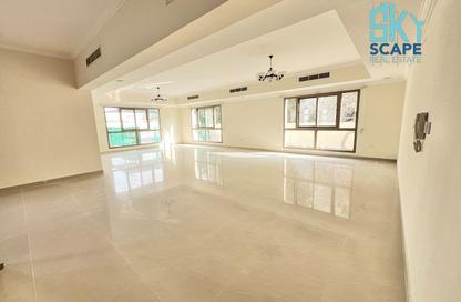 Compound - 4 Bedrooms - 5 Bathrooms for rent in Saar - Northern Governorate