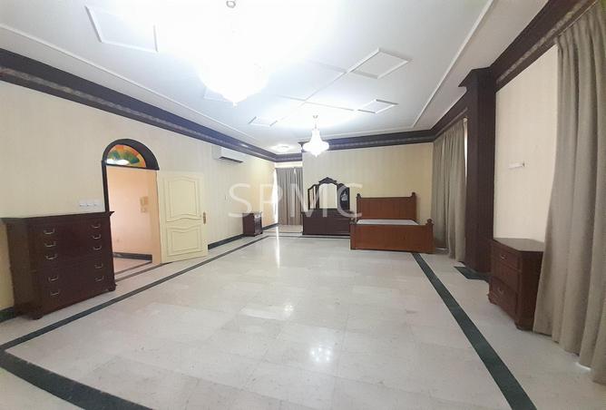 989932 - Property Image 2