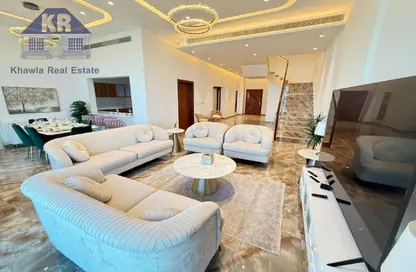 Duplex - 3 Bedrooms - 5 Bathrooms for rent in Seef - Capital Governorate