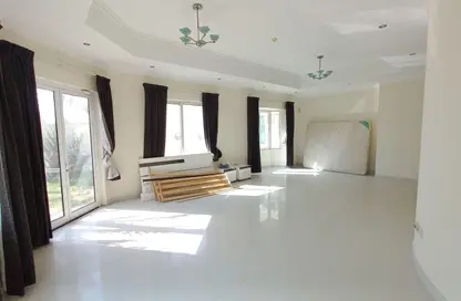 فيلا - 3 غرف نوم - 5 حمامات للايجار في الجنبية - المحافظة الشمالية