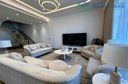 Duplex - 3 Bedrooms - 5 Bathrooms for rent in Seef - Capital Governorate